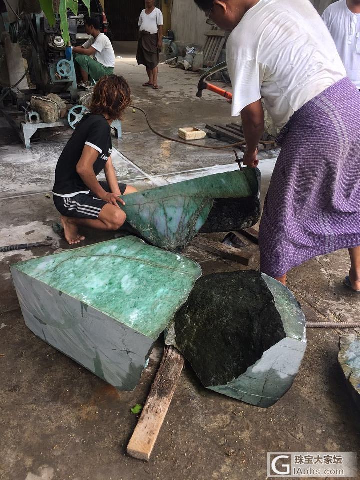 老缅们用最原始的方式移动石头_集散地缅甸翡翠