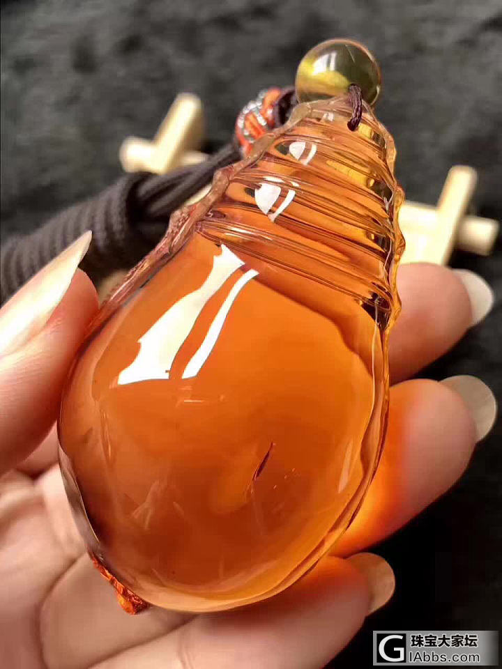 都是缅甸海螺琥珀，我有选择性困难，大神们帮出出主意吧_挂件琥珀