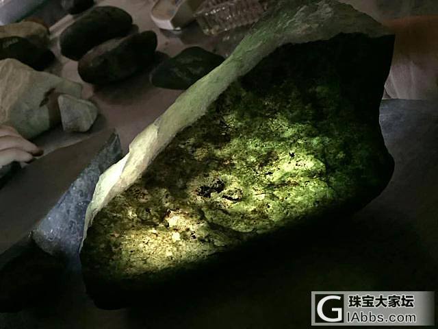 一块翡翠原石切开前到切开后，成品美美的！_赌石