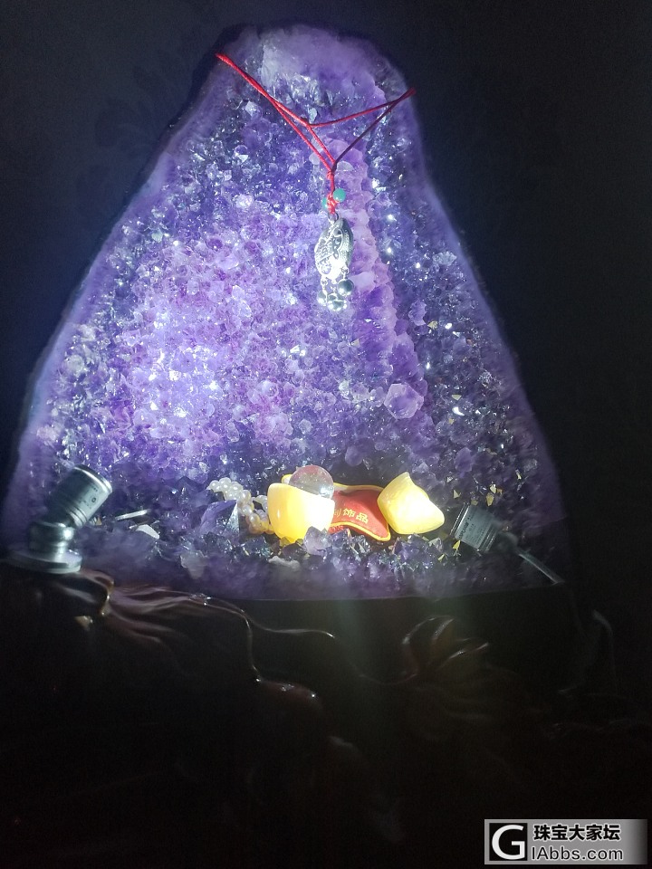 紫晶洞用灯照会不会变色_洞盆簇紫水晶