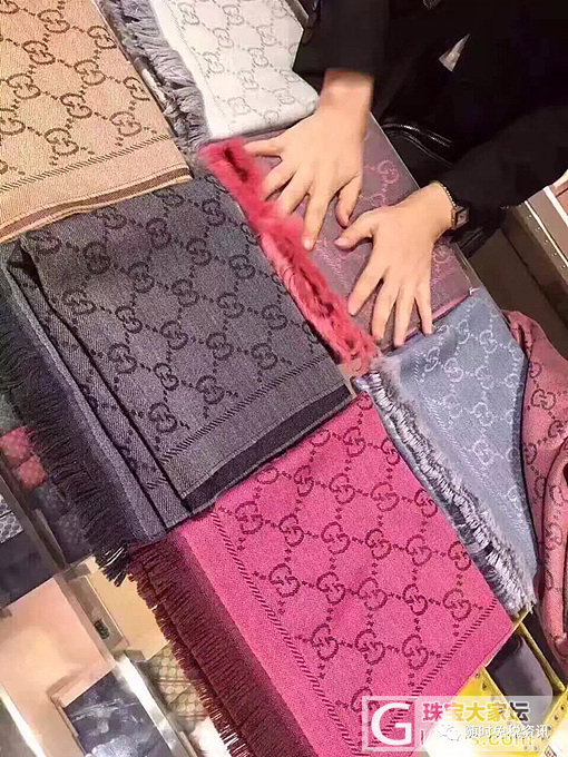 gucci的围巾买什么颜色百搭呢_古驰穿搭