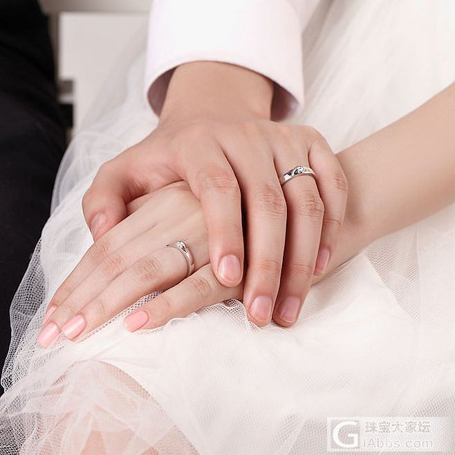 无论是已经结婚的或是热恋中的小年轻,都喜欢戴上情侣戒指,表示两个人