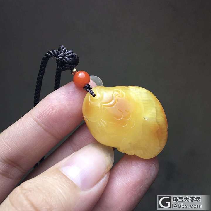 鸡油黄蜜蜡小鱼，小可爱😊_挂件蜜蜡