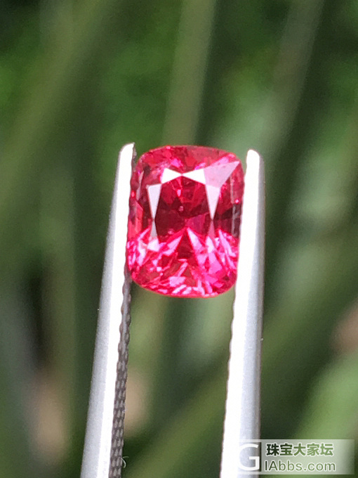 1.31克拉缅甸尖晶石，有一个角有轻微包裹体，肉眼仔细看可见，颜色漂亮，_刻面宝石尖晶石