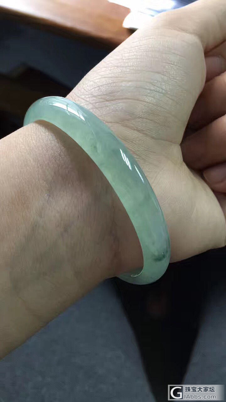 出一个镯子，具体怎么形容这个镯子我也不会。_手镯翡翠