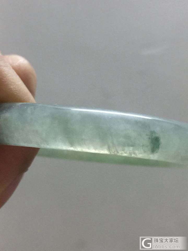 出一个镯子，具体怎么形容这个镯子我也不会。_手镯翡翠