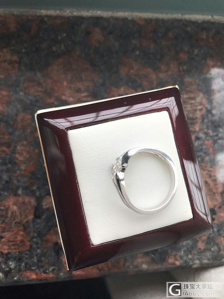 还有这个戒指，几乎全新的，由四颗小钻组成_戒指钻石