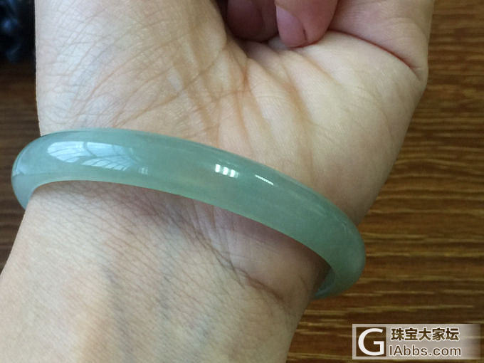 出一个镯子，具体怎么形容这个镯子我也不会。_手镯翡翠