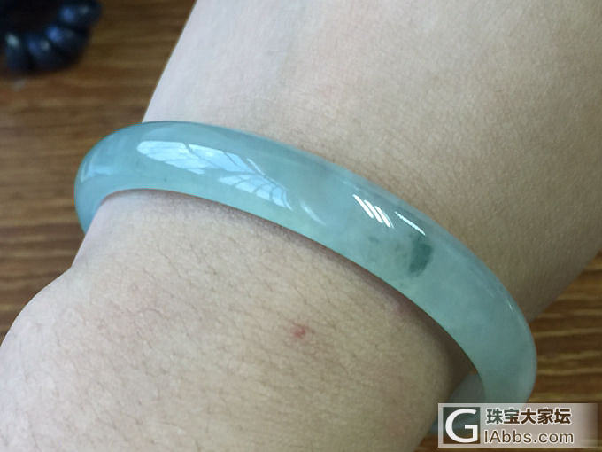 出一个镯子，具体怎么形容这个镯子我也不会。_手镯翡翠