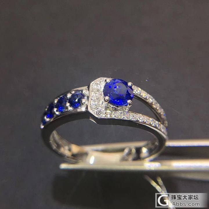 晶体火彩，18K金镶蓝宝石戒指，主石0.49ct，小精品，是你的菜吗？_蓝宝石戒指