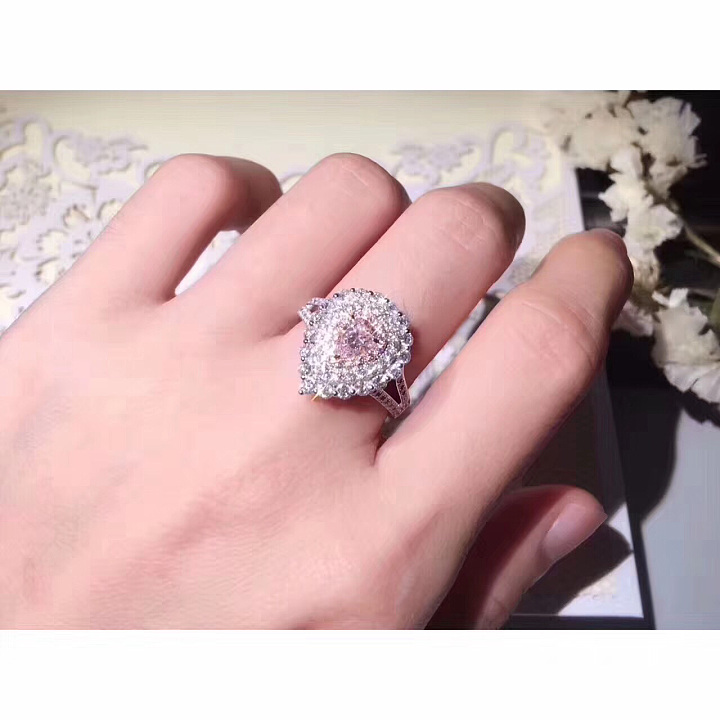 在微信上看了这样三款，非常非常喜欢，也不知道等年纪稍微大点还能带粉钻不？_彩钻