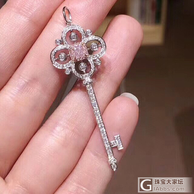 在微信上看了这样三款，非常非常喜欢，也不知道等年纪稍微大点还能带粉钻不？_彩钻