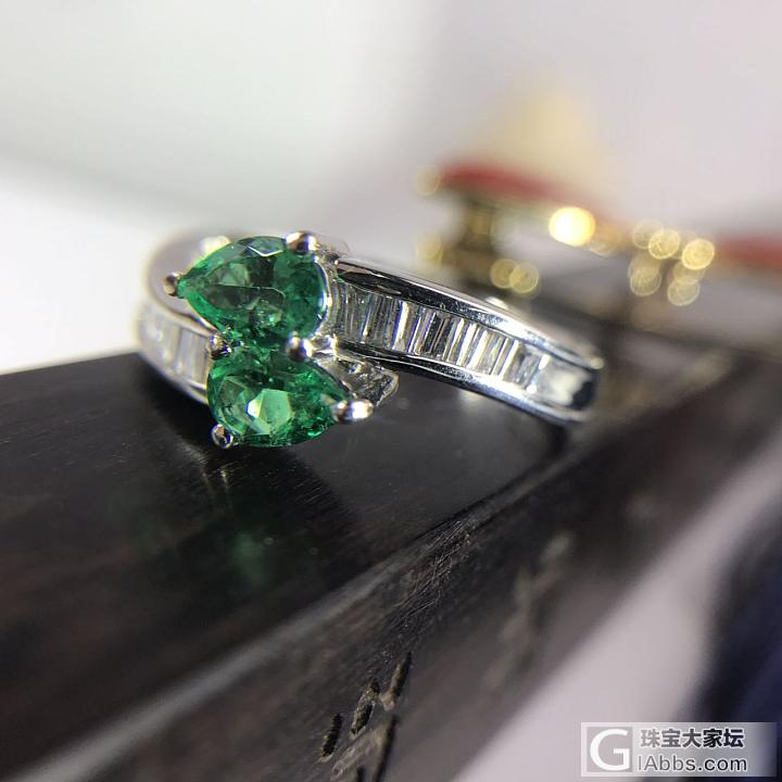 最近迷上袓母绿了，前几天刚入手的祖母绿戒指，有点想剁手了……_戒指祖母绿彩色宝石