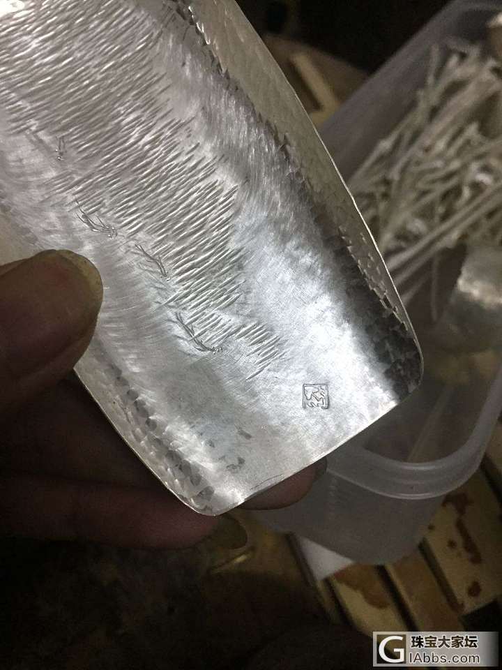以网络相识，
艺匠聚友圈，
谋财齐兴业，
生意全旺盛。
华
弟_金工
