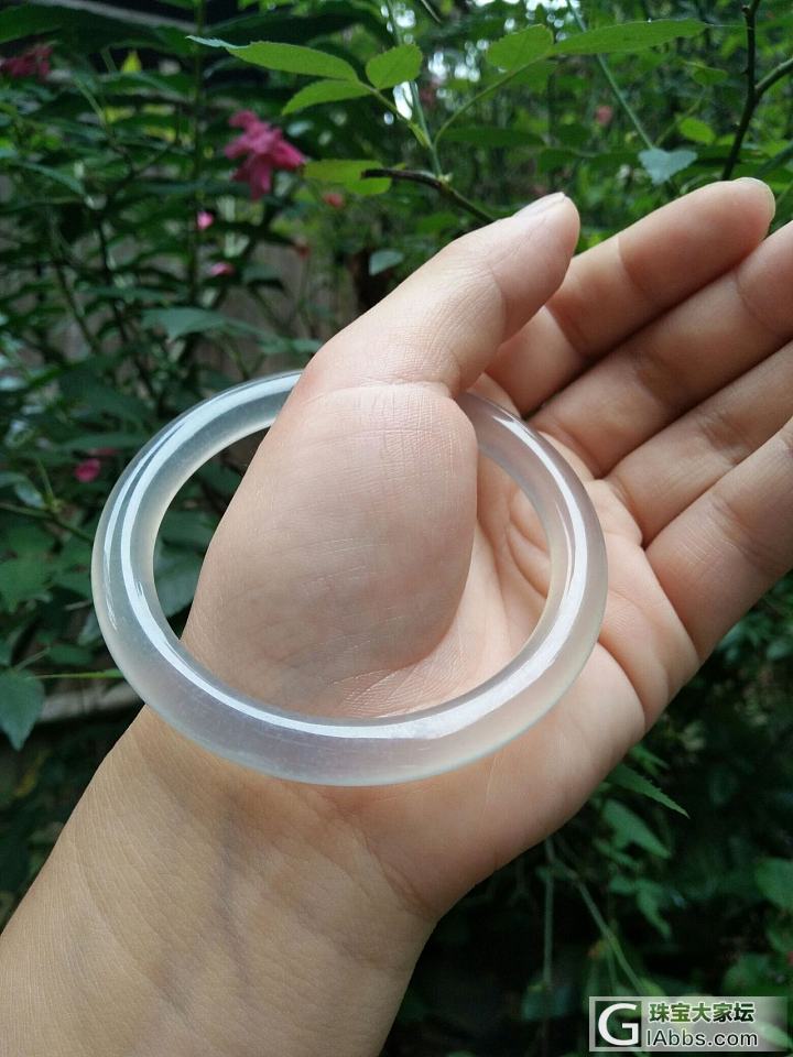 入手小镯一支，可是跟卖家的不一样~请大家帮忙看一下。图一是卖家的。_玉髓手镯