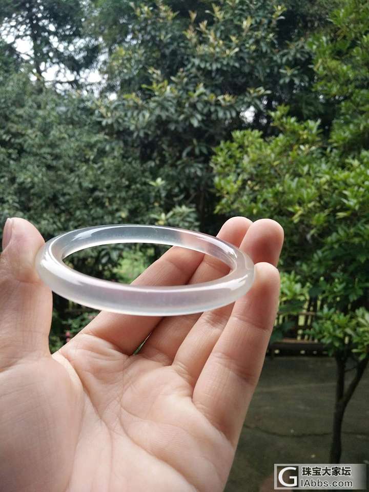 入手小镯一支，可是跟卖家的不一样~请大家帮忙看一下。图一是卖家的。_玉髓手镯