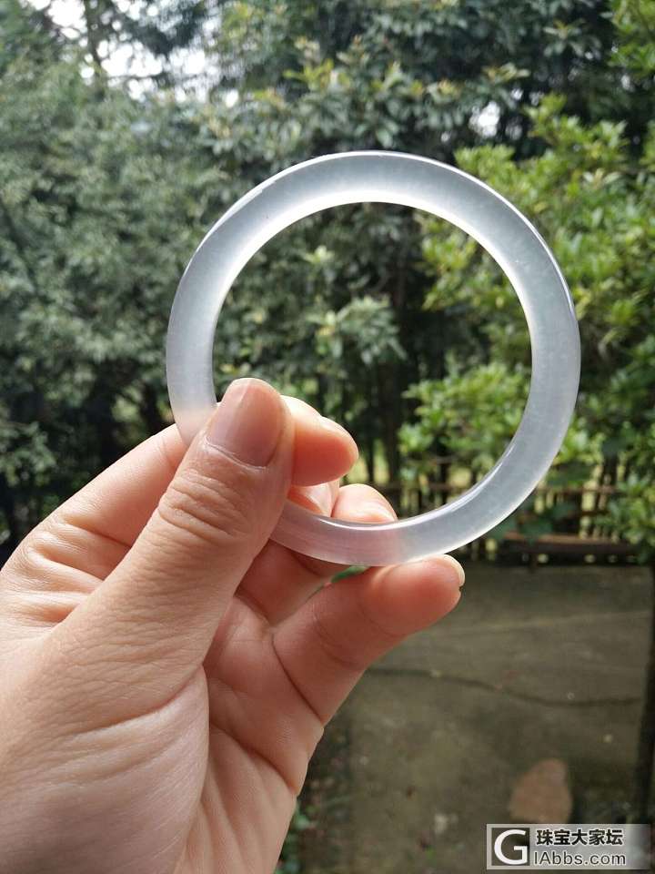 入手小镯一支，可是跟卖家的不一样~请大家帮忙看一下。图一是卖家的。_玉髓手镯
