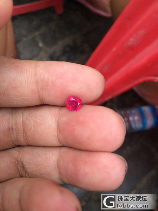 早上好，缅甸抹谷天然无烧红宝石，重量1.05克拉。颜色鲜艳净度高，价还优[调皮]_刻面宝石红宝石