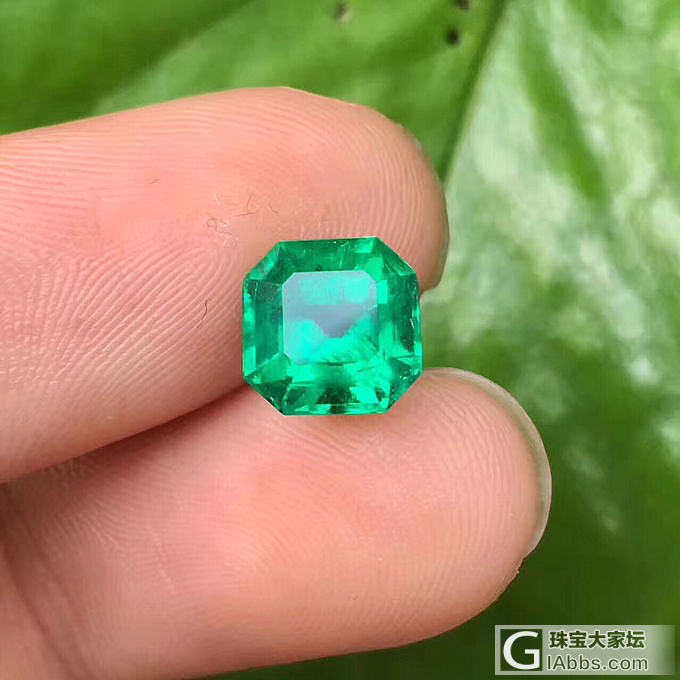 祖母绿被称为绿宝石之王，是相当贵重的宝石（五月的诞生石），国际珠宝界公认的名贵宝..._祖母绿刻面宝石