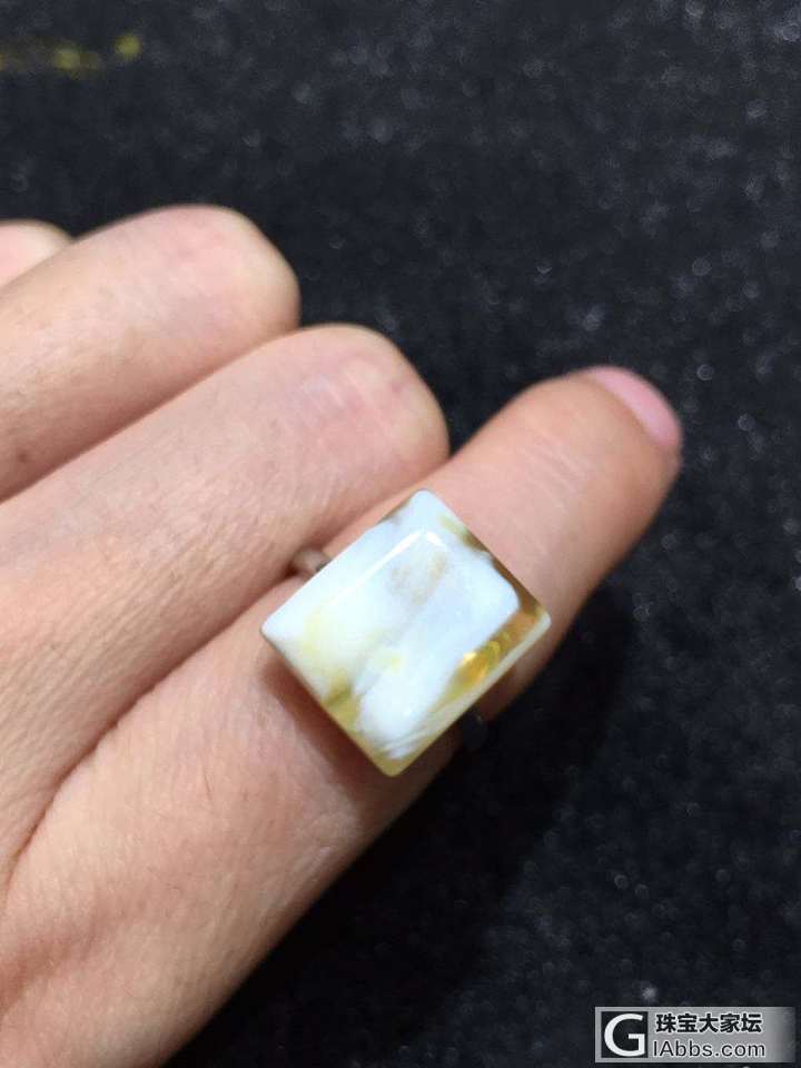 自己找了好久好久的两个小白花蜜方形做的两个戒指！有一个戒托太秀气了😂_琥珀蜜蜡戒指