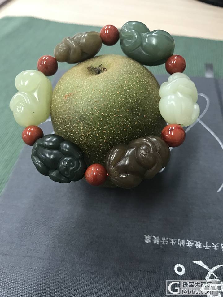 遛𤠣，把猴拉来了_珠串和田玉