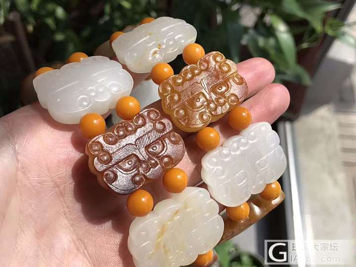 【虎面手牌】
克重依次108g-112g 
籽料手牌 4片皮色料4片白玉 玉质细..._手排和田玉