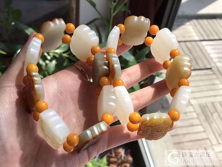 【虎面手牌】
克重依次108g-112g 
籽料手牌 4片皮色料4片白玉 玉质细..._手排和田玉