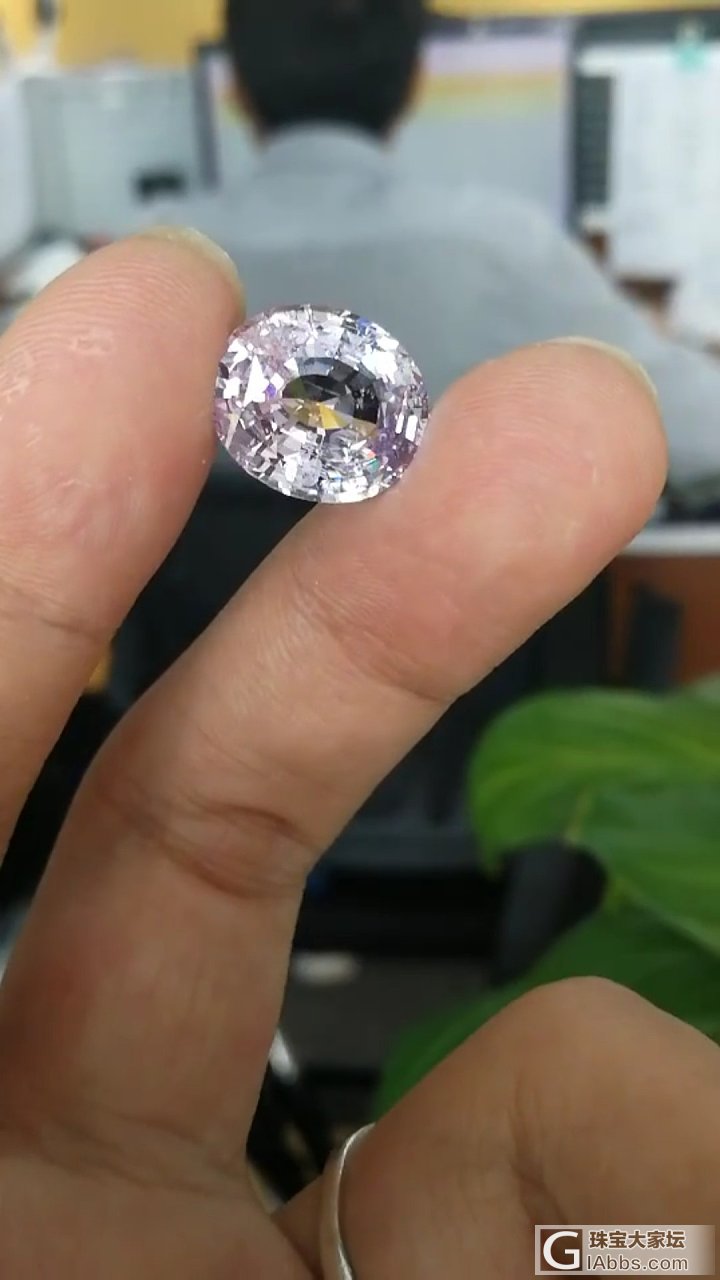这个颗白尖晶如何？_刻面宝石尖晶石