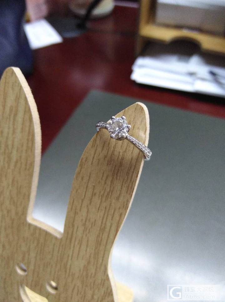 3月4号出生的小伙伴买了个3.04克拉的婚戒_戒指钻石