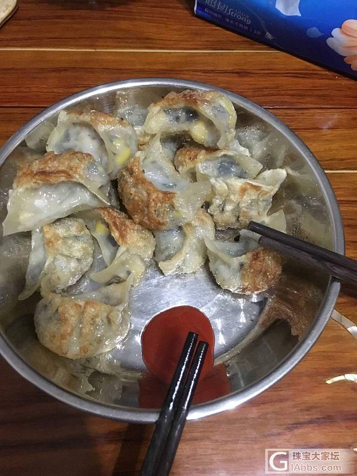 晚上包饺子，韭菜木耳的_美食