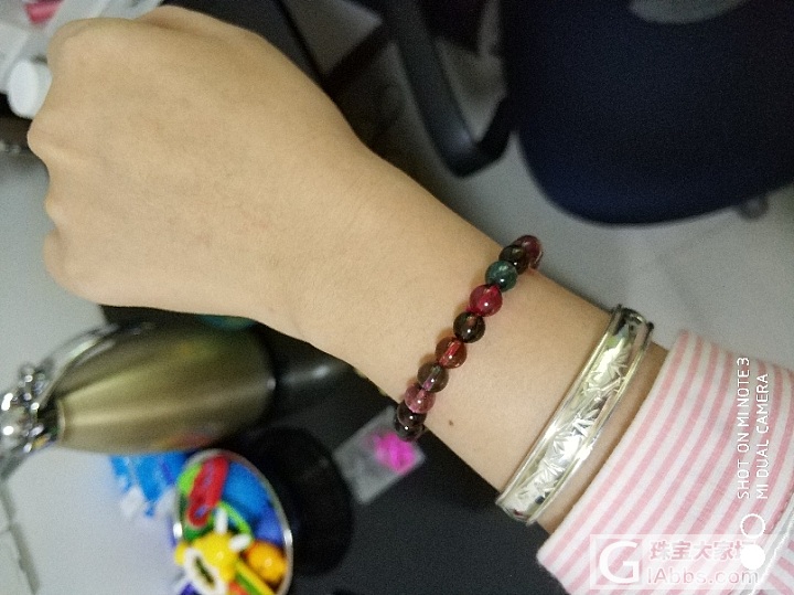秀一个新买的碧玺，配紫牙配银镯美美哒！_珠串碧玺