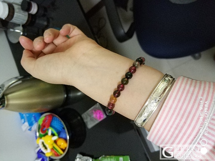 秀一个新买的碧玺，配紫牙配银镯美美哒！_珠串碧玺