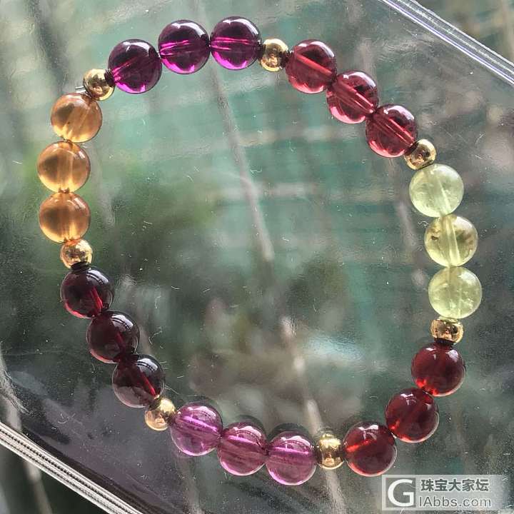 看上个石榴石，不知道哪个色（酒红和橙色）好看，求助买过的姐妹。谢谢，皮肤不白也不黑_珠串石榴石