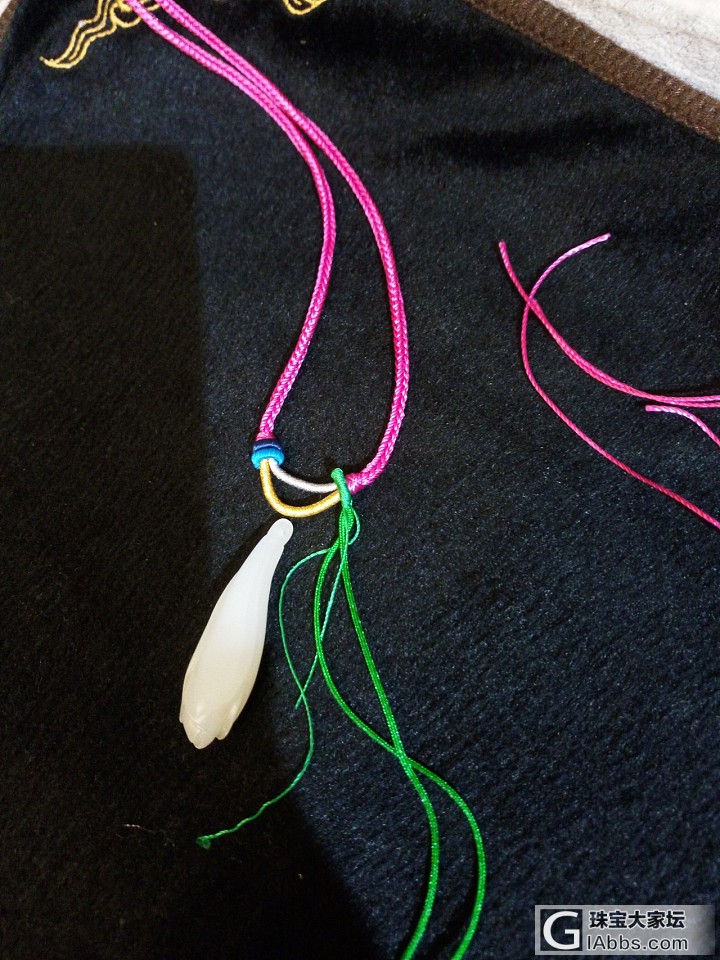 新编: 少女戴的项链佩绳，取名叫微笑天使款。好看不？_和田玉编绳