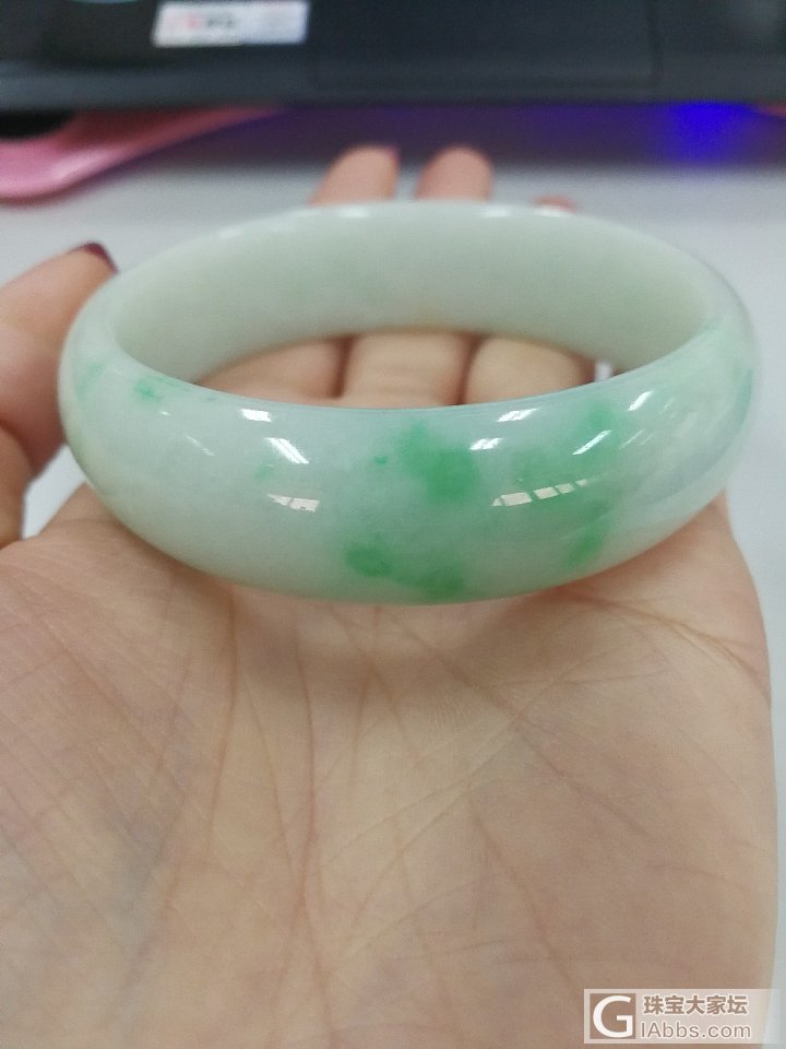 出56圈口白底青飘阳绿翡翠手镯_手镯翡翠