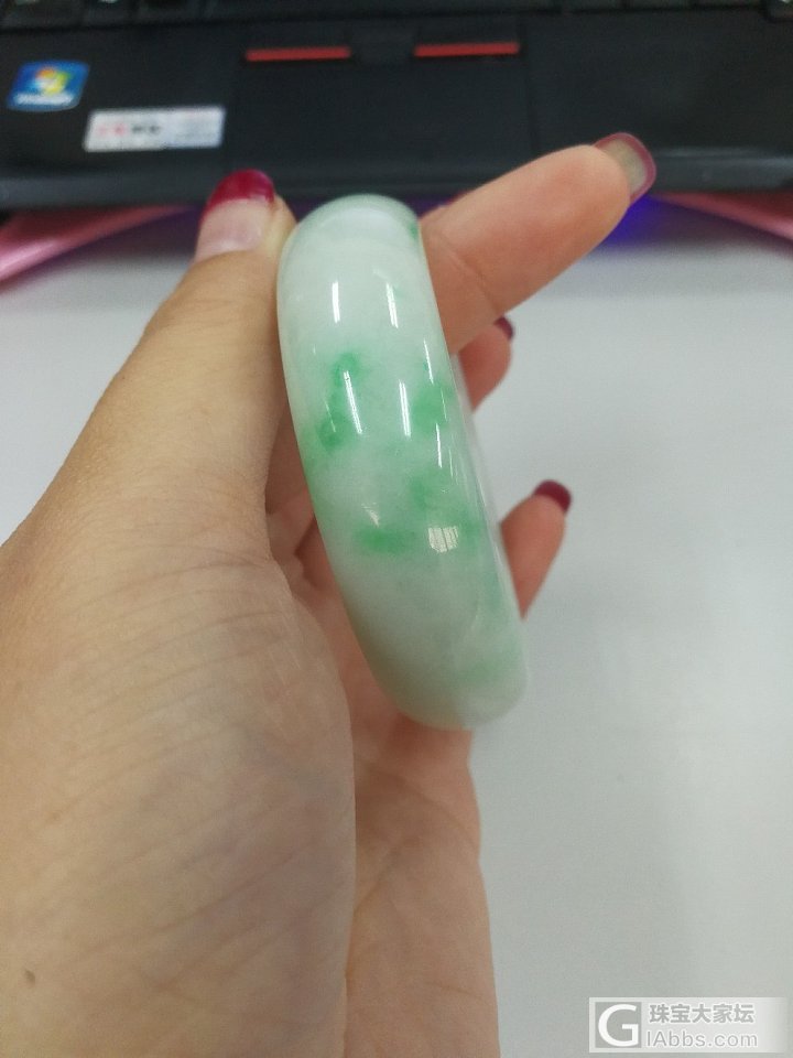 出56圈口白底青飘阳绿翡翠手镯_手镯翡翠