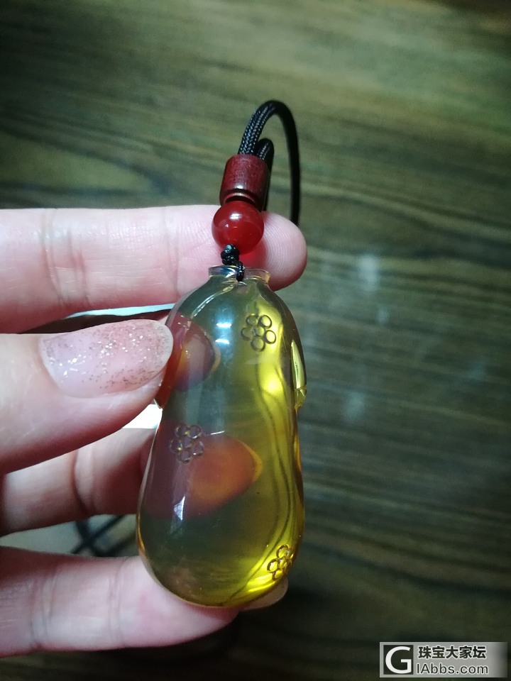 今天戴的是一套金兰的琥珀，塔链是净水金兰，闪光灯下太美了_珠串挂件项链琥珀