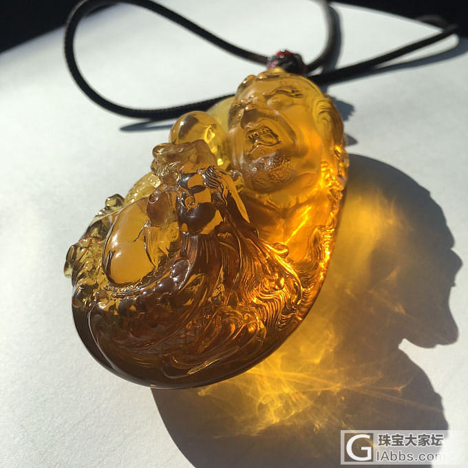 今天戴的是一套金兰的琥珀，塔链是净水金兰，闪光灯下太美了_珠串挂件项链琥珀