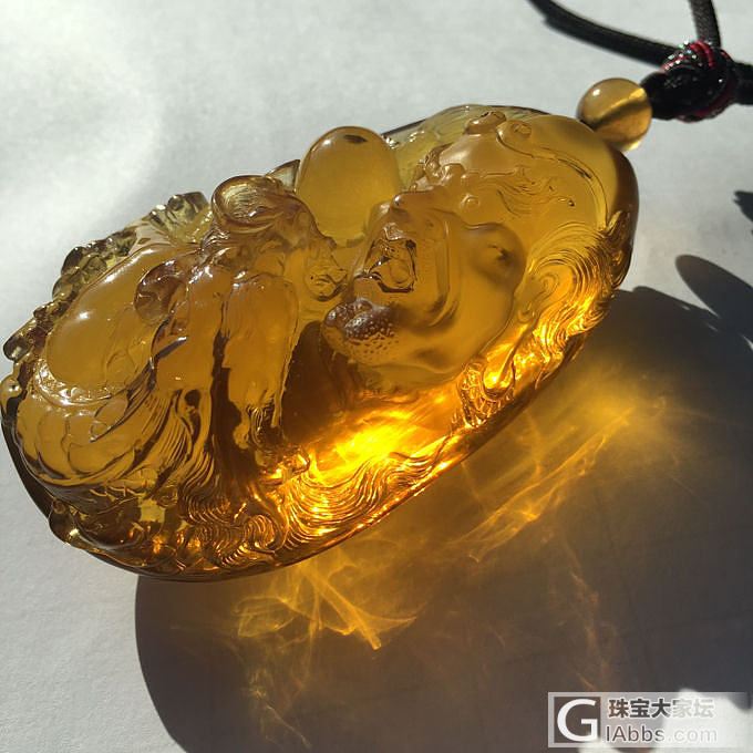 今天戴的是一套金兰的琥珀，塔链是净水金兰，闪光灯下太美了_珠串挂件项链琥珀