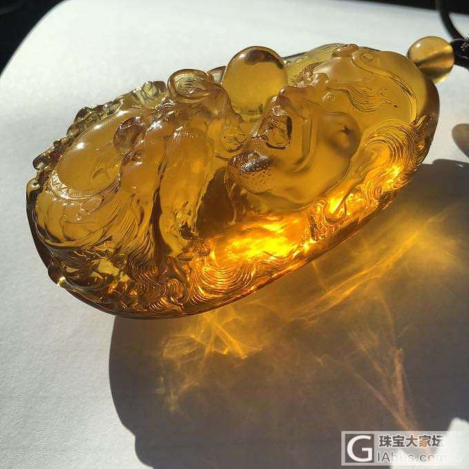 今天戴的是一套金兰的琥珀，塔链是净水金兰，闪光灯下太美了_珠串挂件项链琥珀