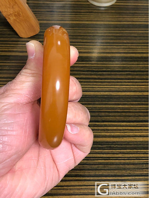 黄龙玉 （鸡油黄） 表面有两个针眼，不知道6500的价格贵不贵？请前辈们指点！_黄龙玉