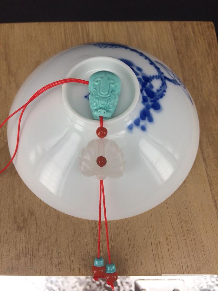 白玉宝相花配瓦西松石弟子珠与松石佛头蜜蜡佛头的比较_松石南红琥珀蜜蜡搭配和田玉