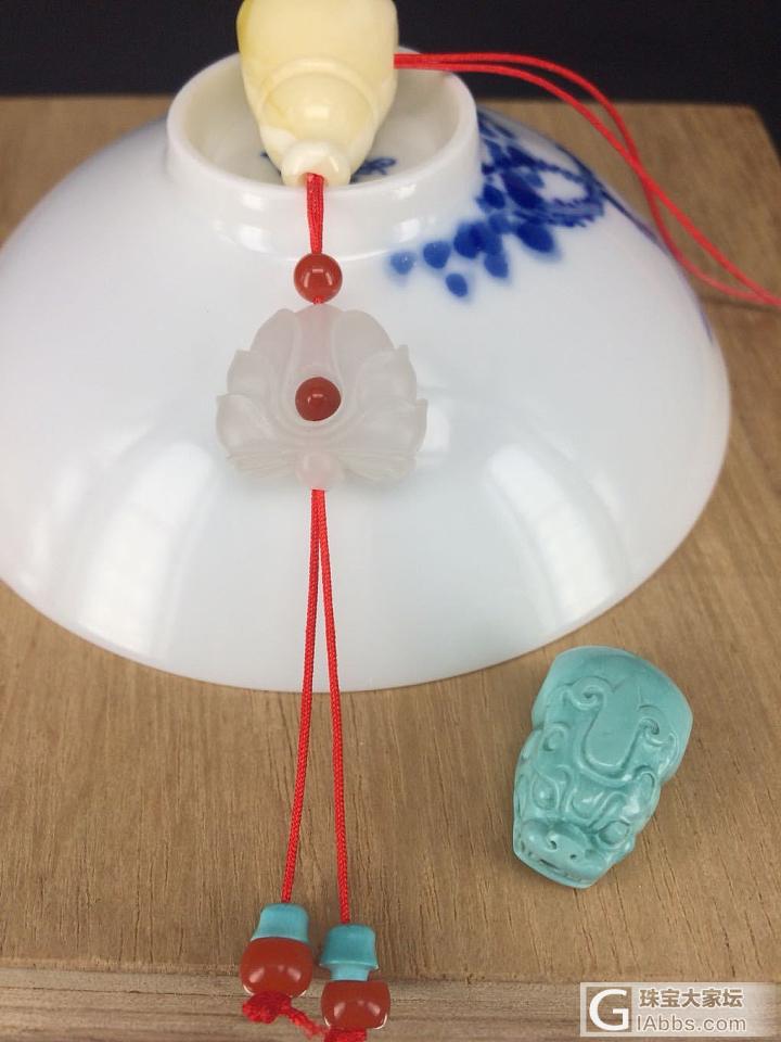 白玉宝相花配瓦西松石弟子珠与松石佛头蜜蜡佛头的比较_松石南红琥珀蜜蜡搭配和田玉