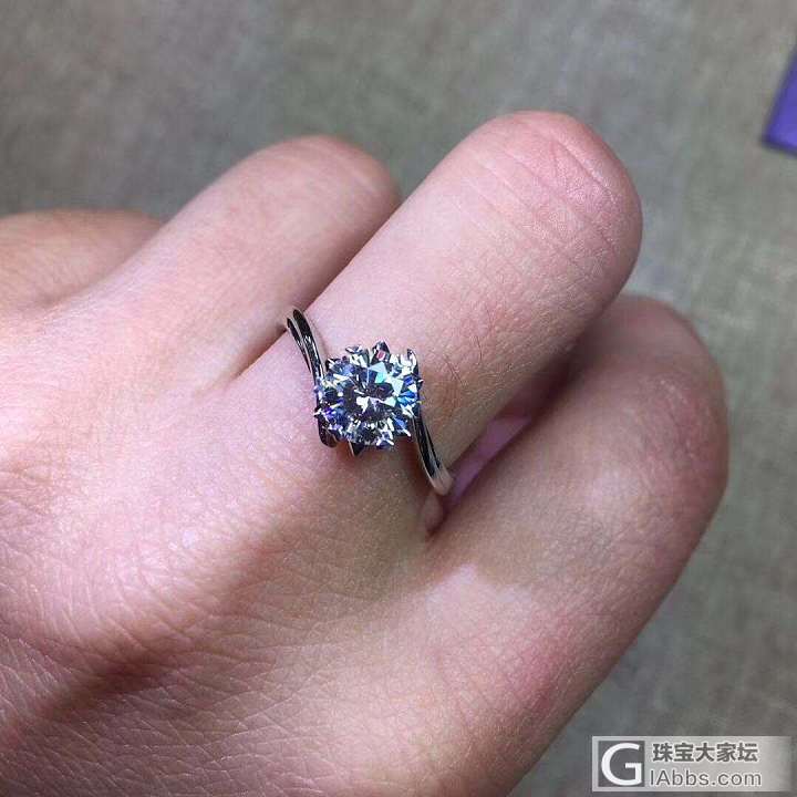 超闪超美1克拉八心八箭莫桑钻💍，18k金镶嵌，实物美，直径：6.5mm，裸石刻腰..._戒指莫桑石