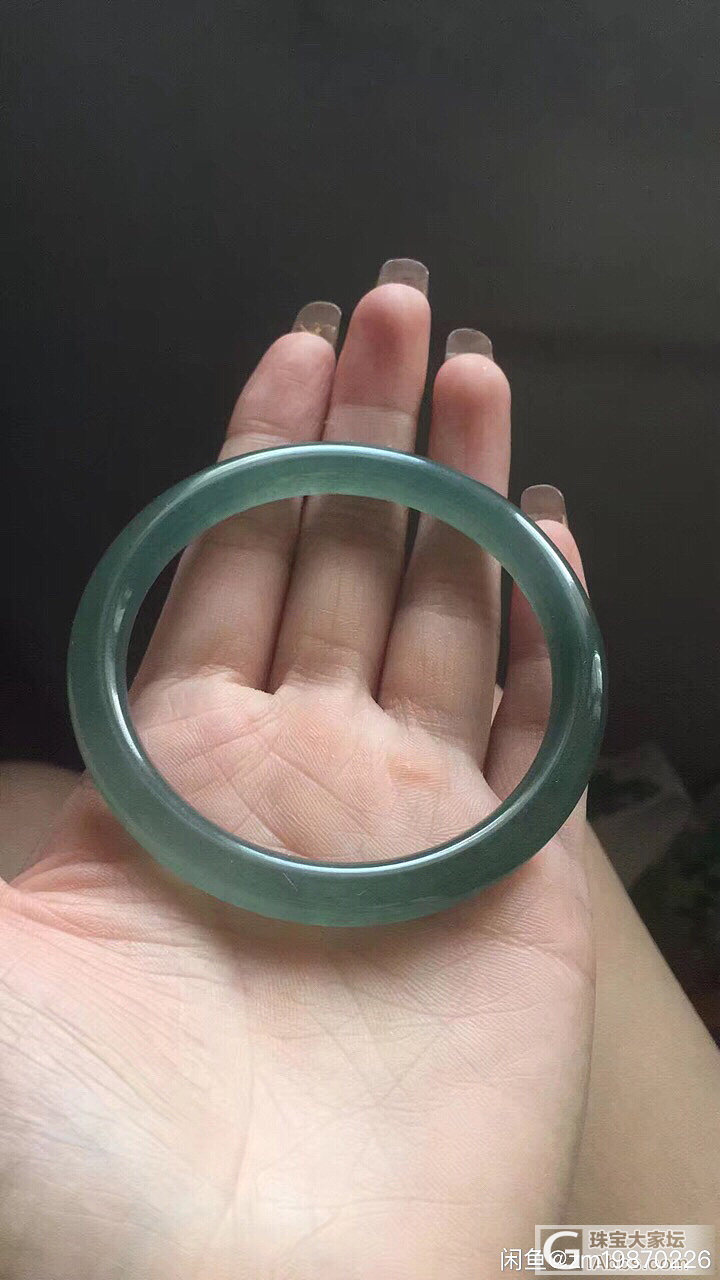 出两个镯子及吊坠套装_南红挂件手镯翡翠