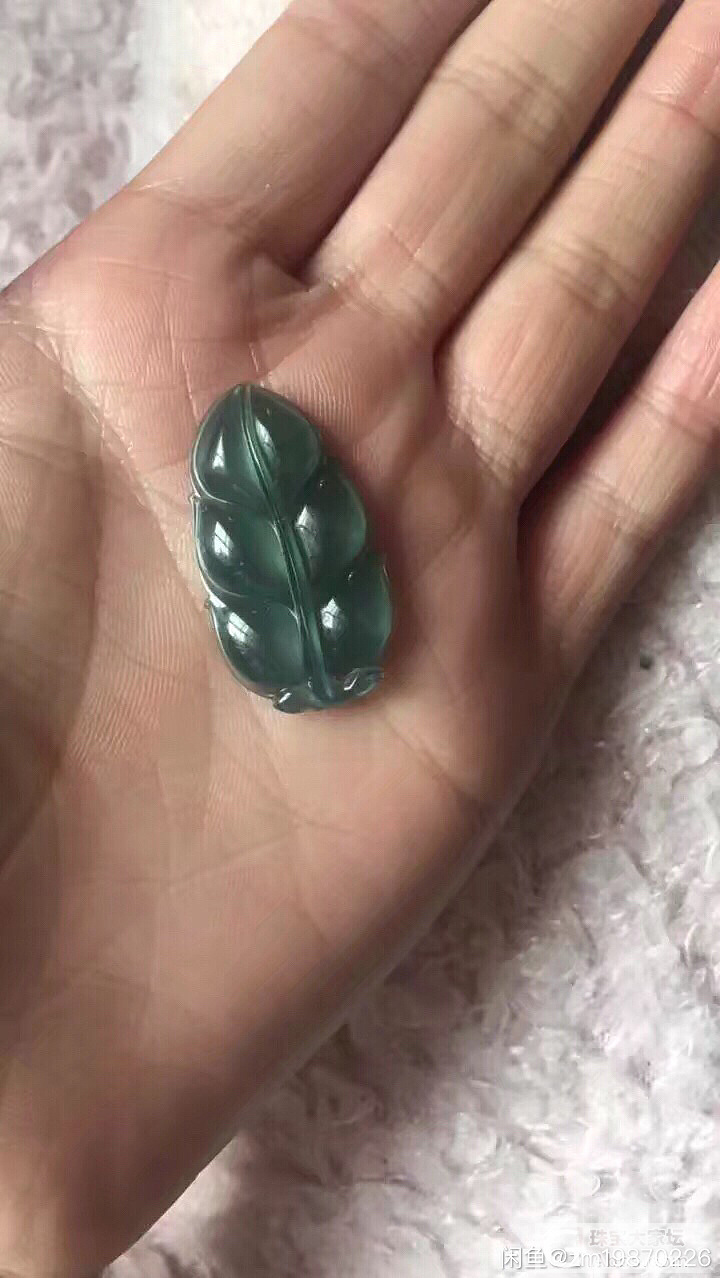 出两个镯子及吊坠套装_南红挂件手镯翡翠