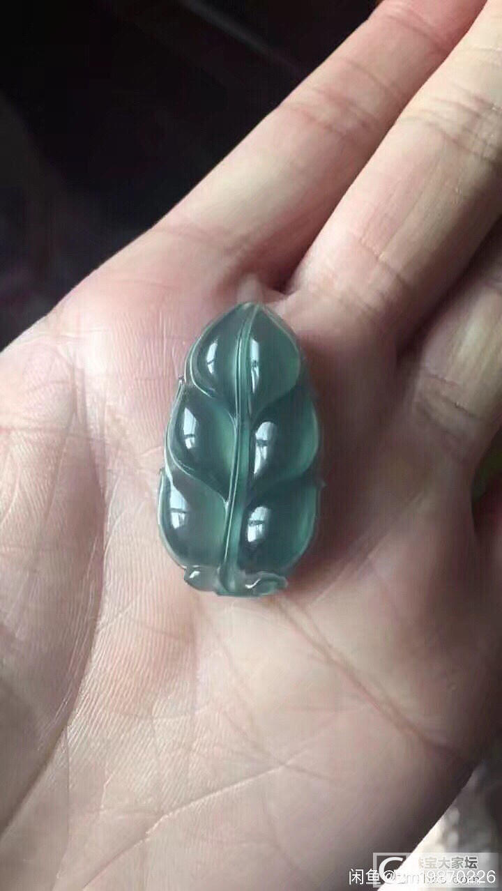 出两个镯子及吊坠套装_南红挂件手镯翡翠