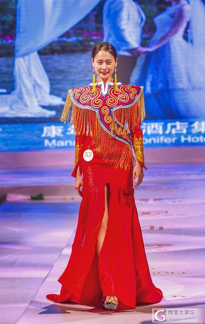 厉害！内蒙古女大学生 阿如哈斯 获国际超模大赛中国区冠军_设计皇冠