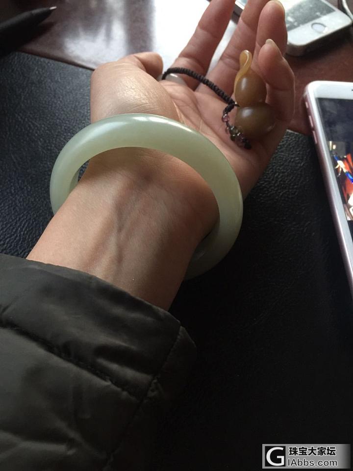 得瑟下青白镯子_手镯青白玉