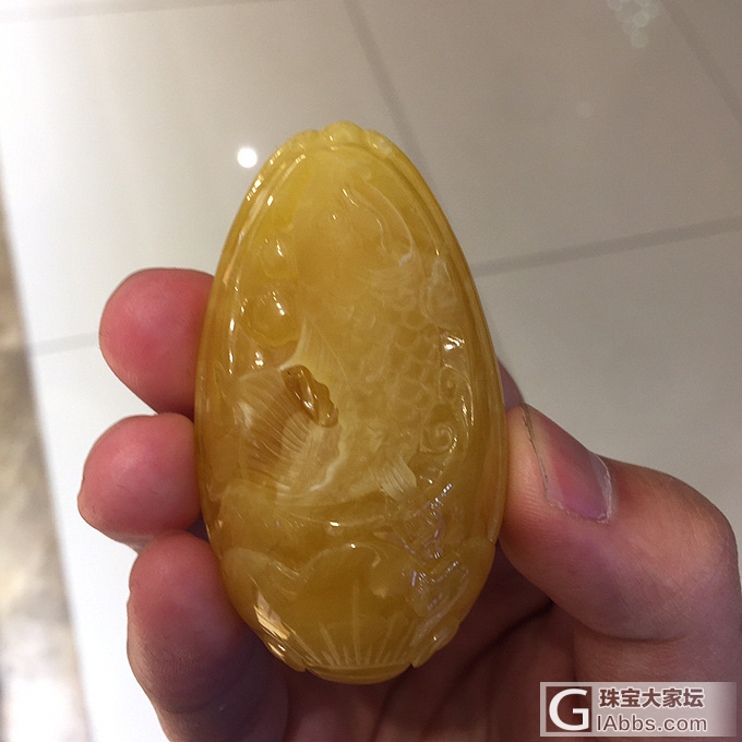 给大家看个焦皮料的扣子_挂件蜜蜡